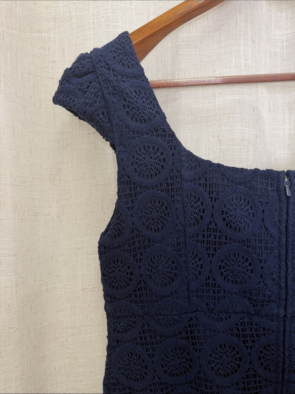 Lilly Pulitzer Navy Crochet Cap-Sleeve Sheath Dress Size 8 Excellent Condition - Picture 7 of 12